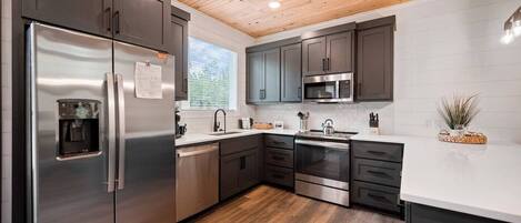 Kühlschrank, Mikrowelle, Ofen, Herdplatte