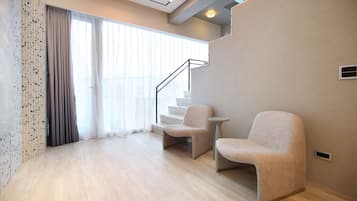Camera Elite | 2 camere, biancheria da letto ipoallergenica, minibar, tende oscuranti