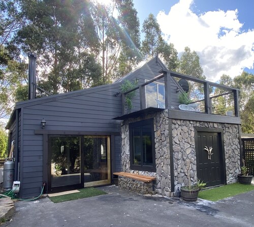 "Our Retreat" sleeps 8, 25 min to Mt Buller village