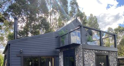 "Our Retreat" sleeps 8, 25 min to Mt Buller village