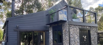 "Our Retreat" sleeps 8, 25 min to Mt Buller village