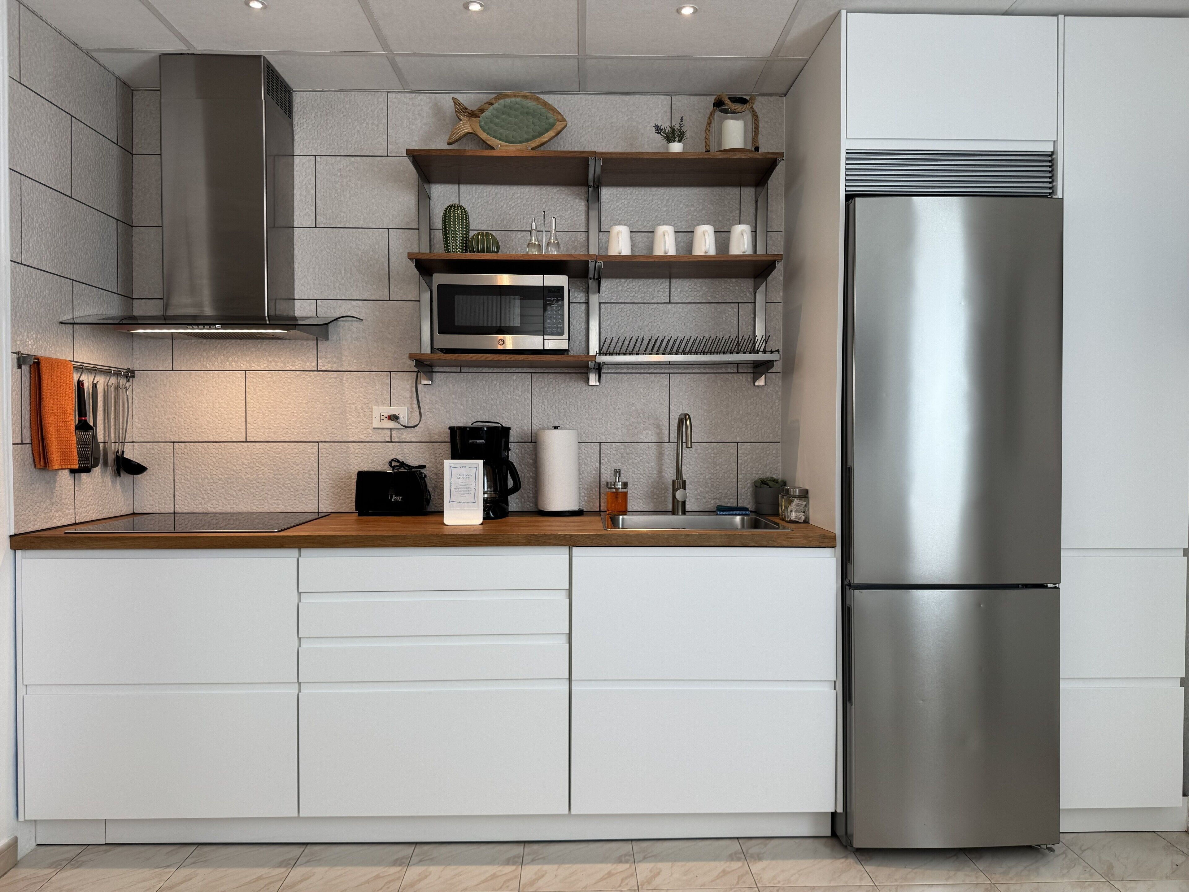 Een koelkast, een magnetron, een kookplaat