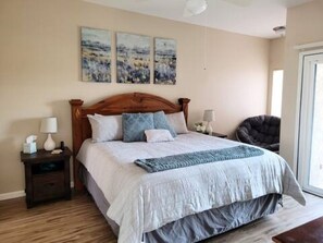 3 bedrooms, desk, iron/ironing board, travel crib