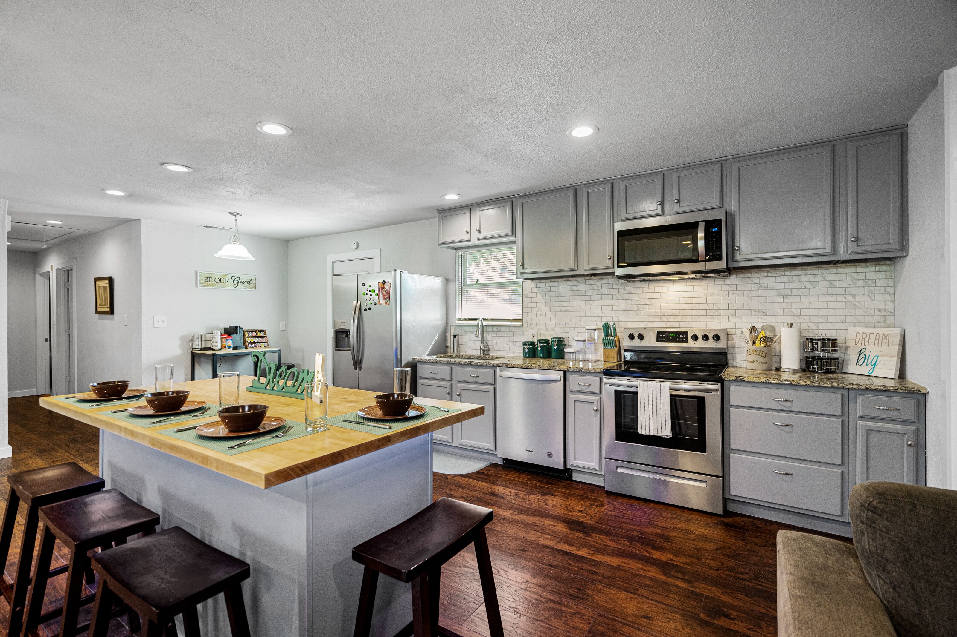 Fridge, microwave, stovetop, dishwasher