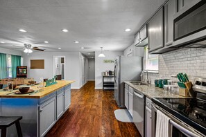 Kjøleskap, mikrobølgeovn, kokeplater og oppvaskmaskin