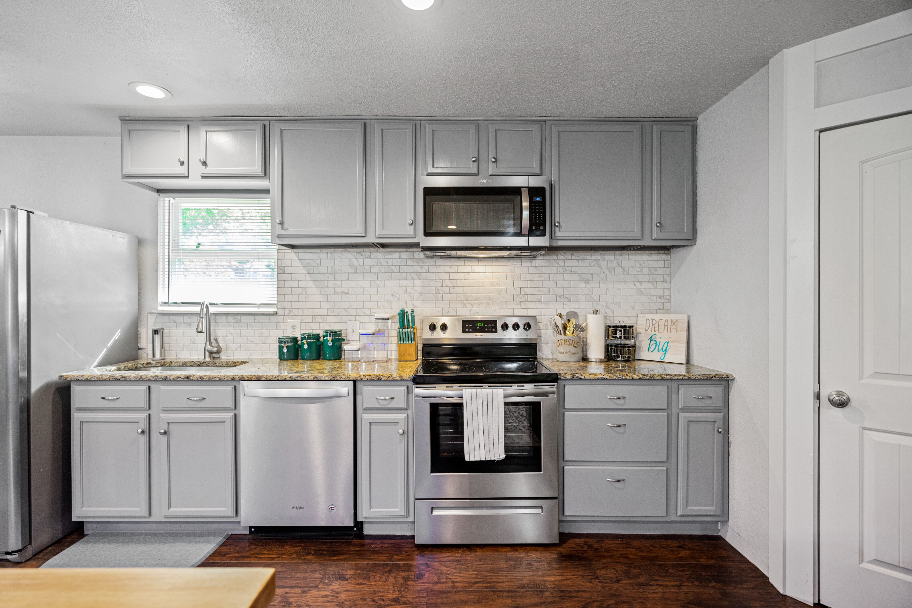 3BD HOME - SLEEPS 10, FAST WIFI, NEAR DFW AIRPORT