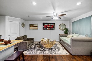 Smart TV - 3BD HOME - SLEEPS 10, FAST WIFI, NEAR DFW AIRPORT (Lewisville)