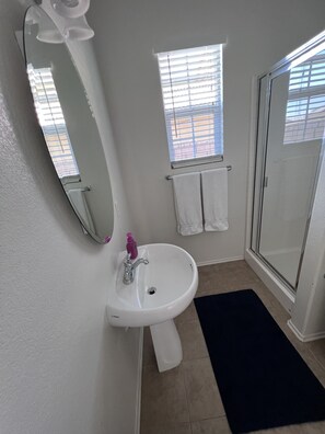 Suihku, hiustenkuivaaja, pyyhkeet, saippua