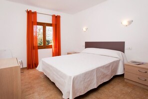 3 bedrooms, iron/ironing board, travel crib, free WiFi