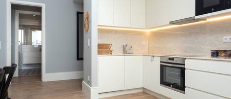 Kühlschrank, Mikrowelle, Ofen, Geschirrspüler