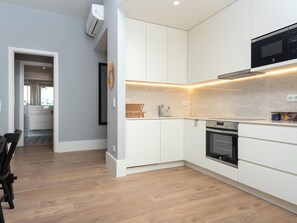 Geladeira, micro-ondas, fogão, lava-louças