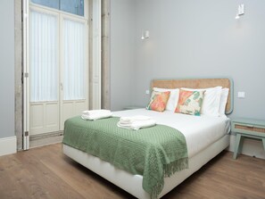 2 quartos, ferros/tábuas de passar roupa, acesso à internet