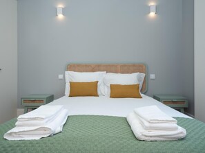 2 bedrooms, iron/ironing board, Internet, bed sheets