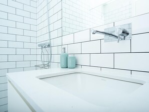 Ducha, secador de pelo, toallas