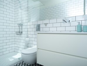 Shower - Porto XL 4 | Spacious 3 bedroom apartment in the city centre 6 pax (Porto)