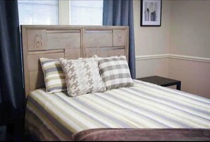 3 quartos, escrivaninha, ferros/tábuas de passar roupa, berço de viagem