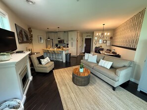 Smart-TV, Kamin, Bücher