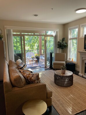 Smart-TV, Kamin, Bücher