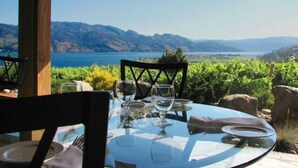 Una mesa al aire libre con vistas despejadas a un paisaje montañoso y un cuerpo de agua.