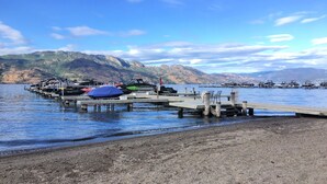 Un muelle con varias embarcaciones y una zona techada.