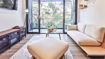 Een smart-tv en boeken