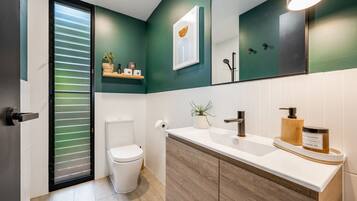 Een douche, handdoeken, zeep, shampoo