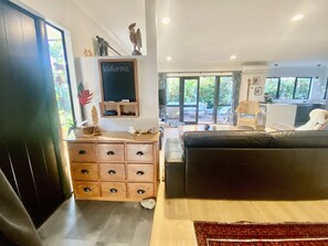 Smart TV - Cheerful 3 BR House Near The Beach Spa Tropical Garden (Papamoa)