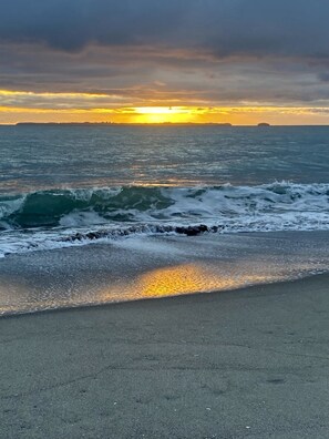 Beach nearby, sun-loungers, beach towels - Cheerful 3 BR House Near The Beach Spa Tropical Garden (Papamoa)