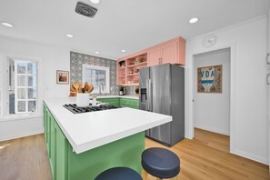 Geladeira, micro-ondas, fogão, cooktop