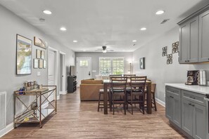 Interior - Fenced yard - Dogs - 1 mile The Venue - 10 min to Chattanooga-Lookout Mountain (Chattanooga)