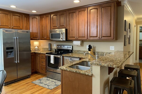 Fridge, microwave, stovetop, dishwasher