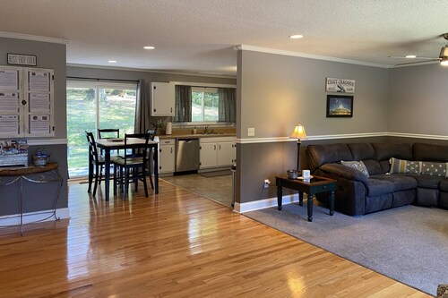 Fenced yard - 10 minutes to Downtown-Lookout Mountain-hiking-biking-hang gliding