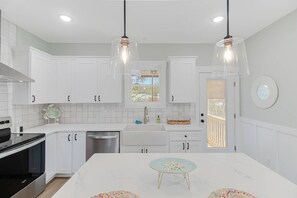 Kühlschrank, Mikrowelle, Herdplatte, Geschirrspüler