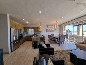 Smart TV, caminetto, impianto stereo