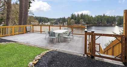 Z Cabin: Vintage Lakeside Retreat w/Private Dock