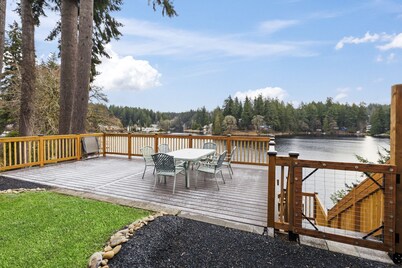 Z Cabin: Vintage Lakeside Retreat w/Private Dock