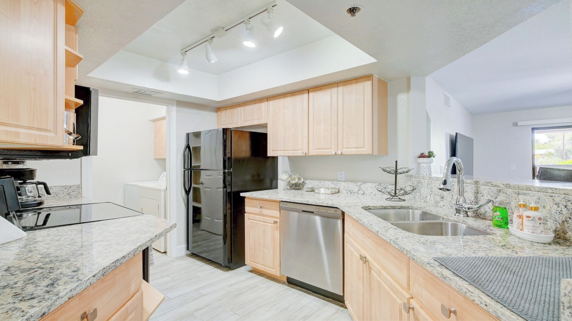 Jääkaappi, mikroaaltouuni, uuni, liesi