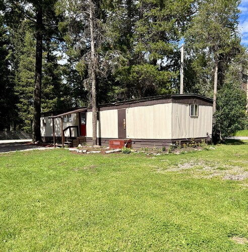 Grizzly Den ~ Less than 15 minutes to Glacier National Park!