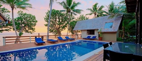 Una piscina al aire libre