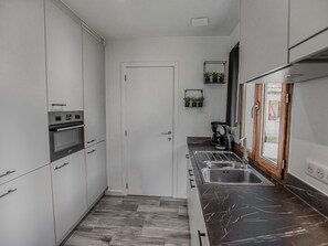 Fridge, microwave, stovetop, dishwasher