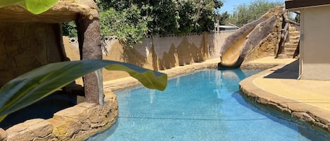 Una piscina al aire libre, una piscina climatizada
