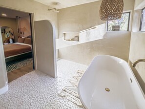 3 habitaciones, escritorio, tabla de planchar con plancha y wifi gratis 