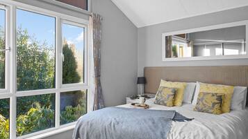 2 bedrooms, desk, iron/ironing board, Internet