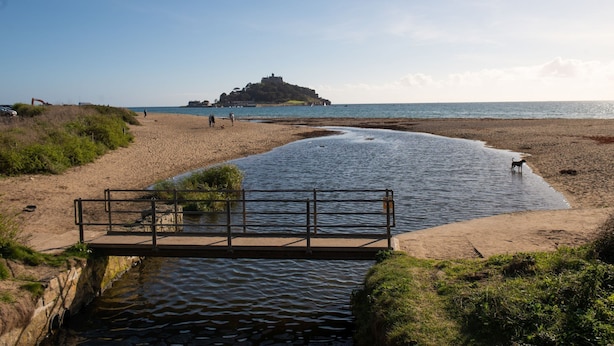 A coastal scene with a sandy beach, a small wooden bridge, and a body of water. - Eastleigh Cottage - sleeps 4 guests  in 2 bedrooms (Marazion)