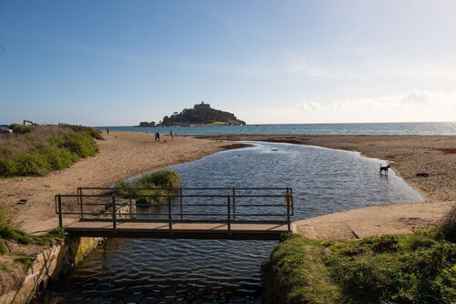 Eastleigh Cottage - sleeps 4 guests  in 2 bedrooms