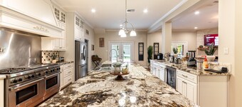 1-LvL Family Paradise, 2 King Suites, Pool, HUGE Covered Patio, Yard, OD Kitchen