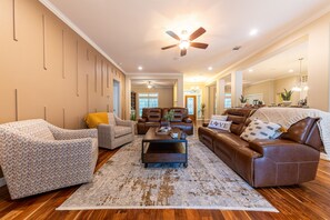 Älytelevisio, takka, kirjoja