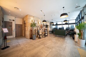 Lobby sitting area - H Avenue Hotel Yeocksam (Seoul)