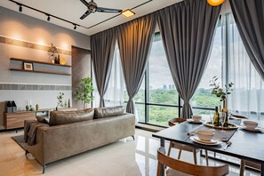 シティ アパートメント | リビング エリア | スマートテレビ