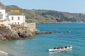 Beach - 3 The Bay, a three bedroom apartment sleeping 8 guests overlooking the ocean (Cawsand)